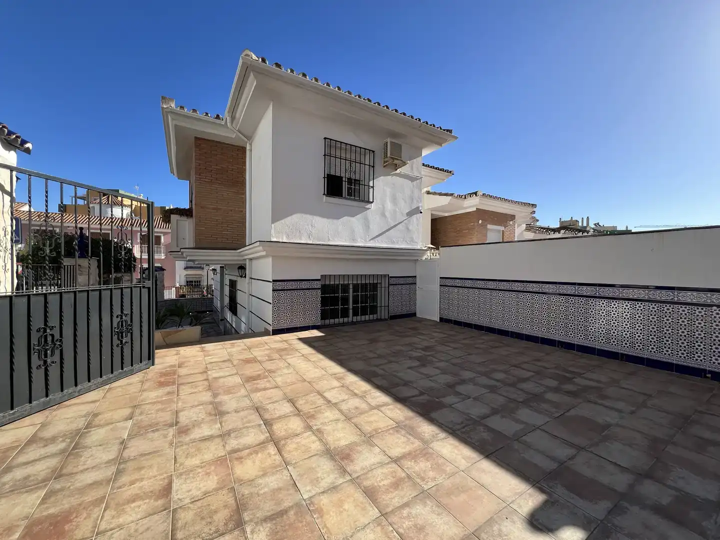 Vista exterior de Casa o xalet en venda en Fuengirola amb Aire condicionat, Piscina i Balcó
