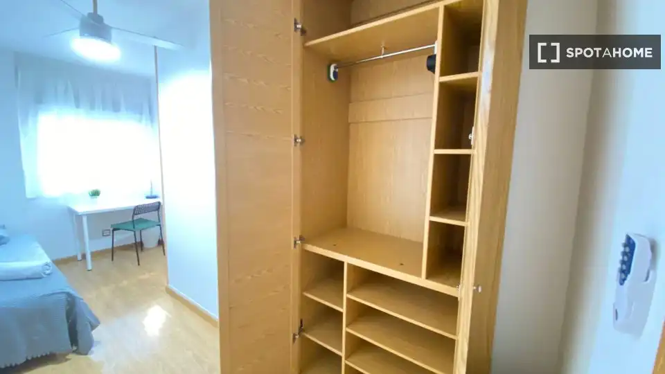 Habitación de Piso de alquiler en Madrid con Aire acondicionado, Calefacción y Amueblado