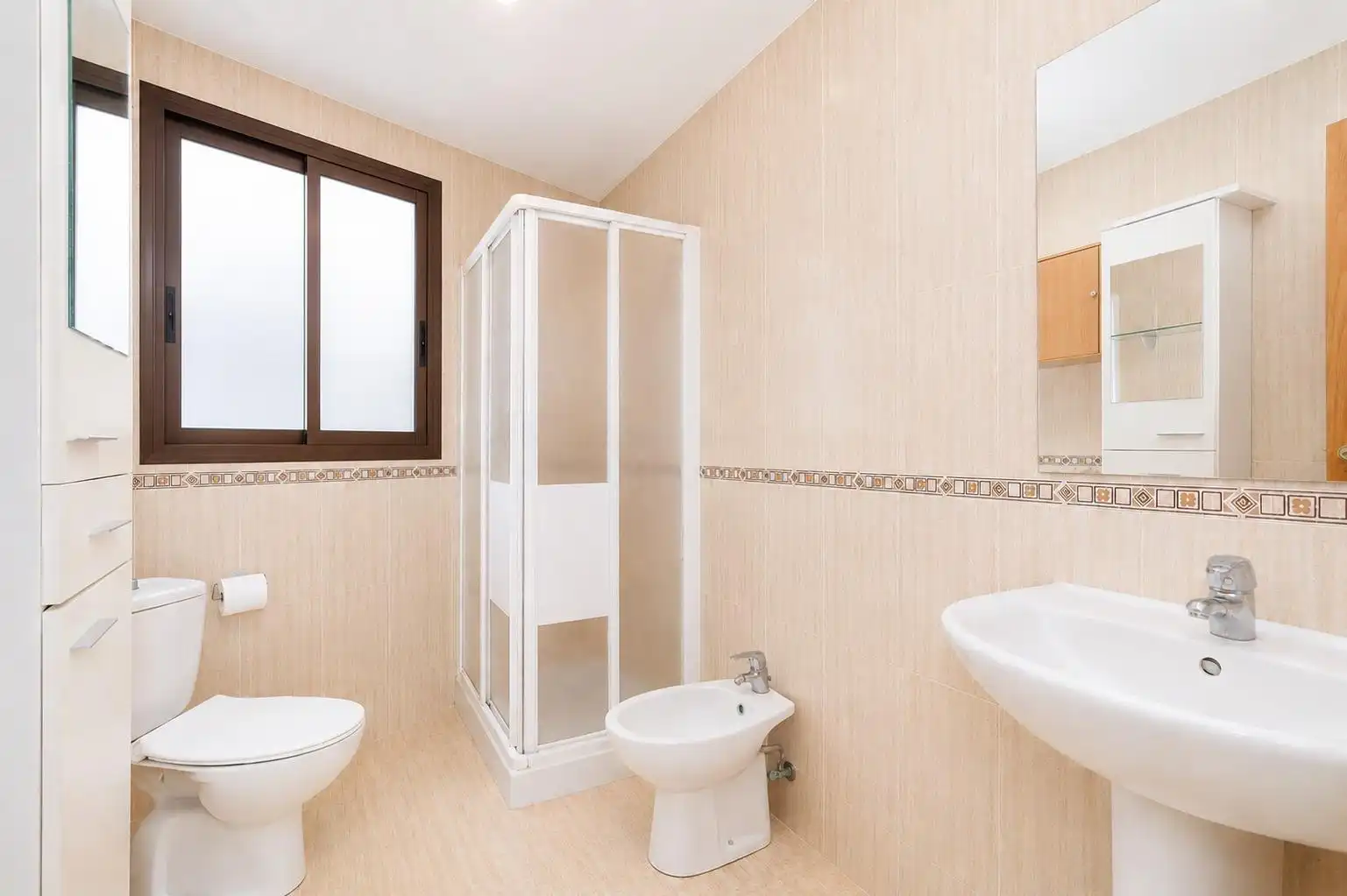 Baño de Planta baja en venta en La Zubia