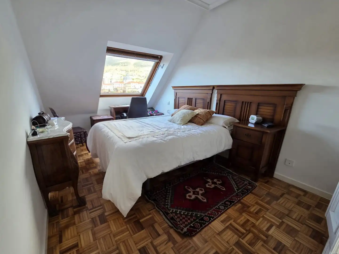 Dormitori de Àtic en venda en Oviedo  amb Calefacció, Jardí privat i Parquet