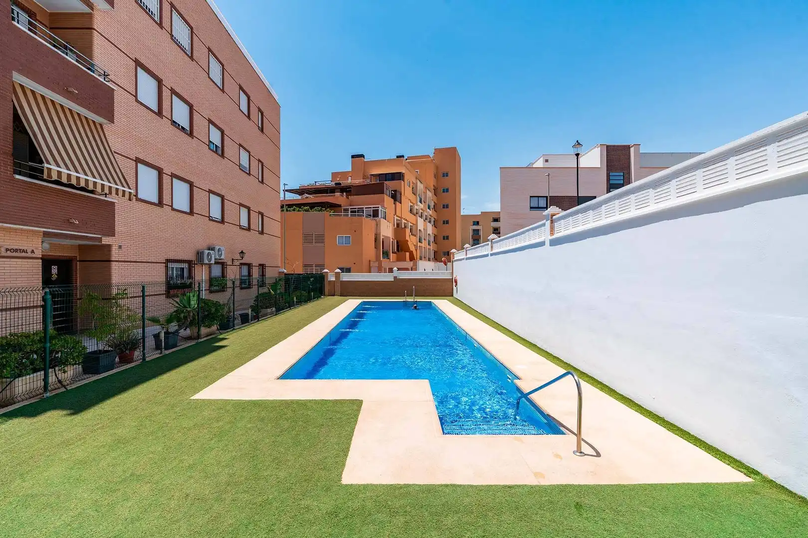 Swimming pool of Flat for rent in Roquetas de Mar  with Air Conditioner, Heating and Private garden