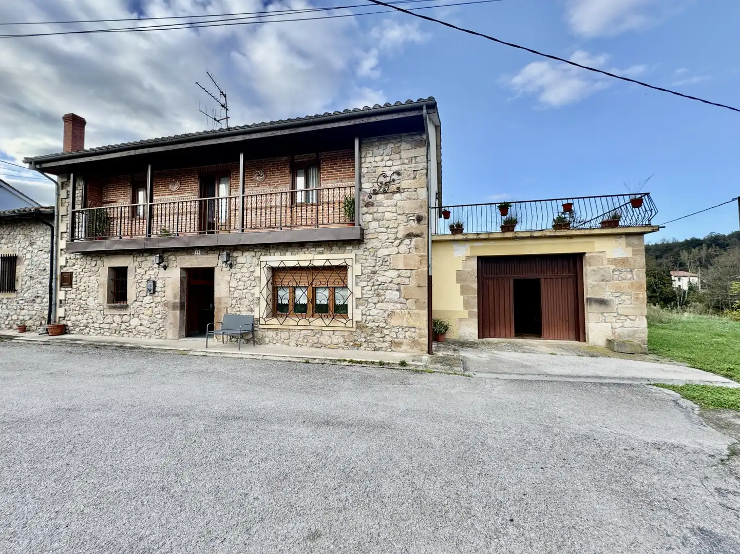 Vista exterior de Casa adosada en venta en Molledo con Parquet, Terraza y Amueblado