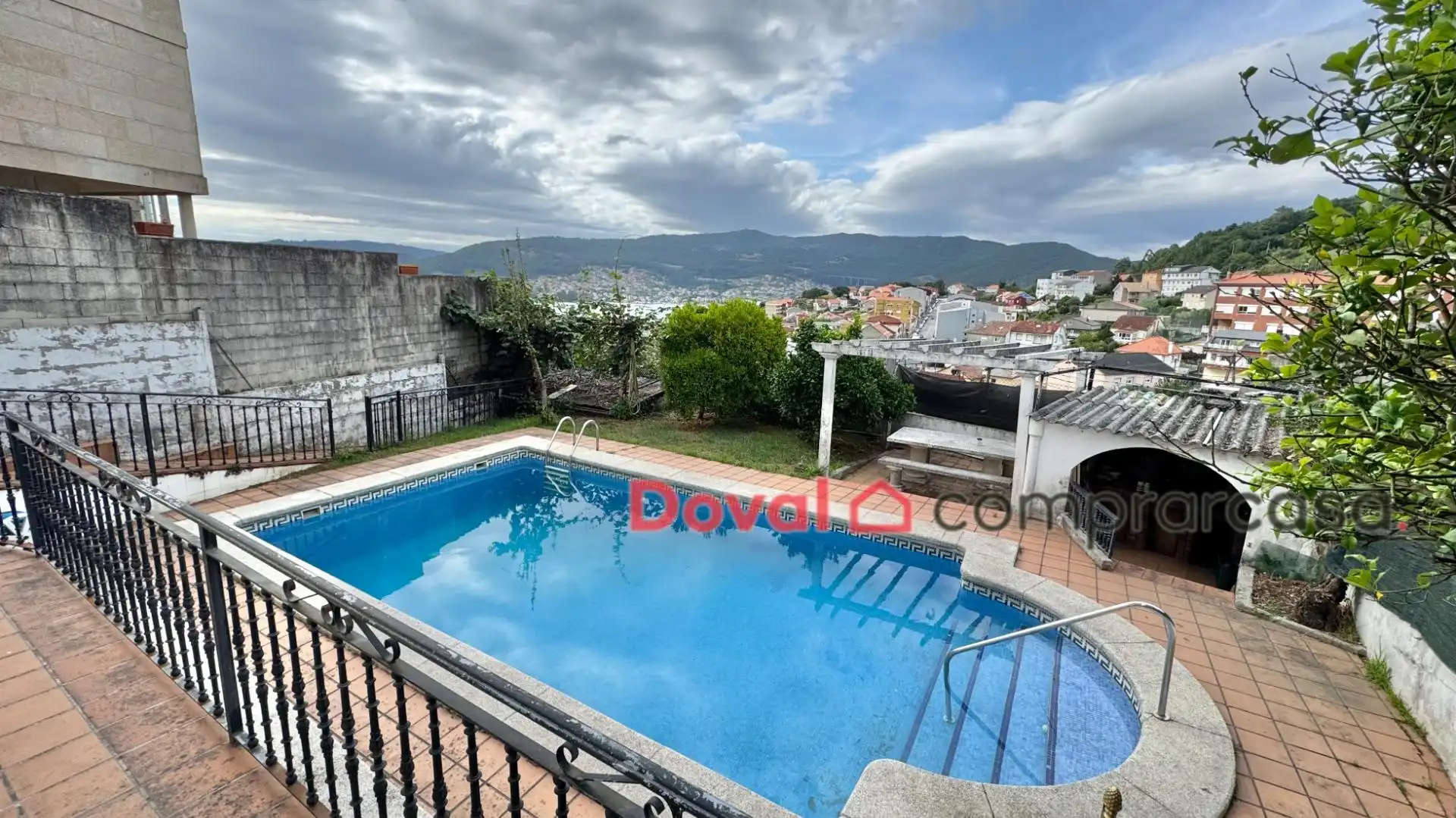 Piscina de Casa o xalet en venda en Redondela amb Calefacció, Traster i Piscina