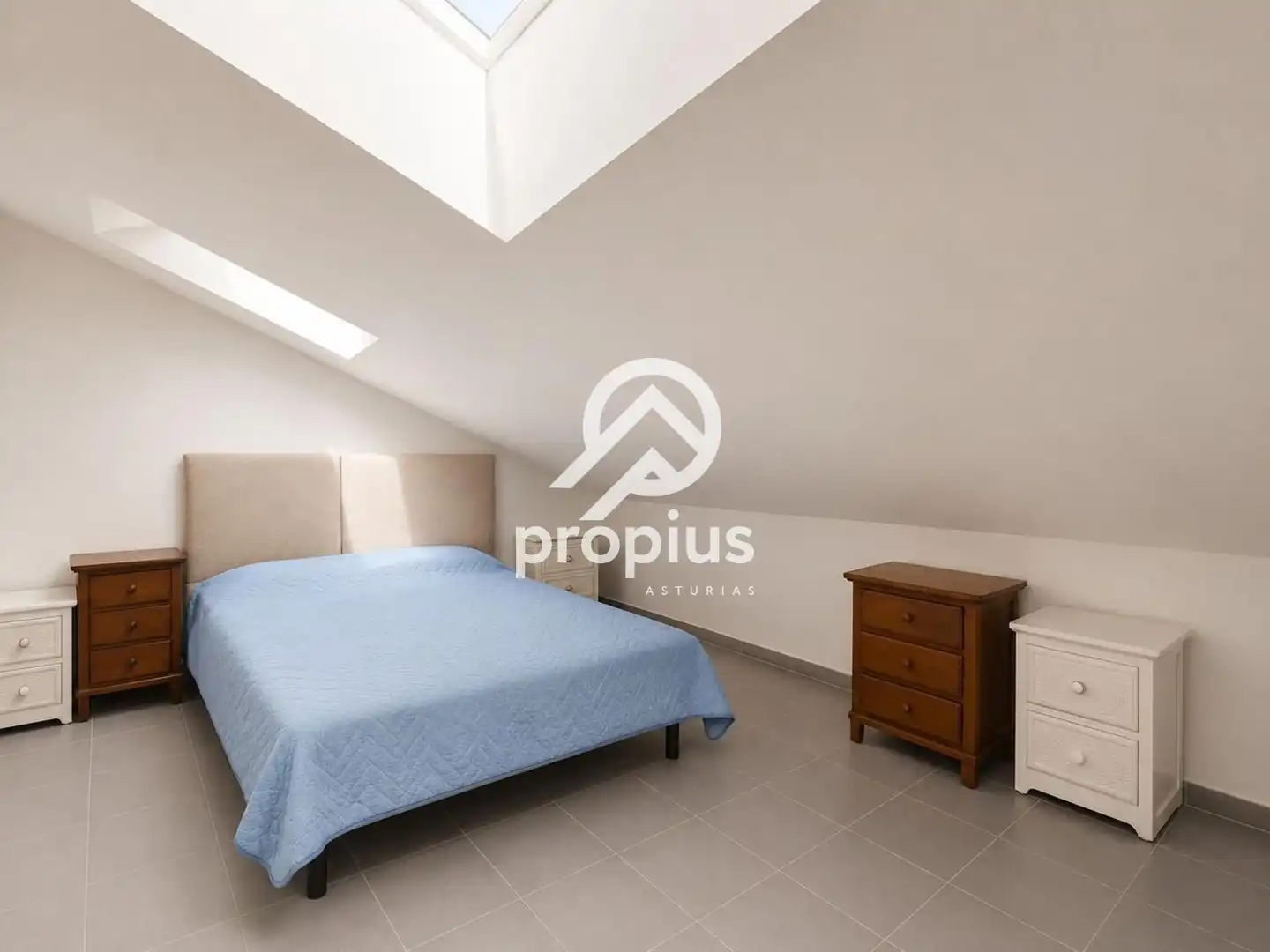 Schlafzimmer von Dachboden zum Verkauf in Llanes mit Abstellraum