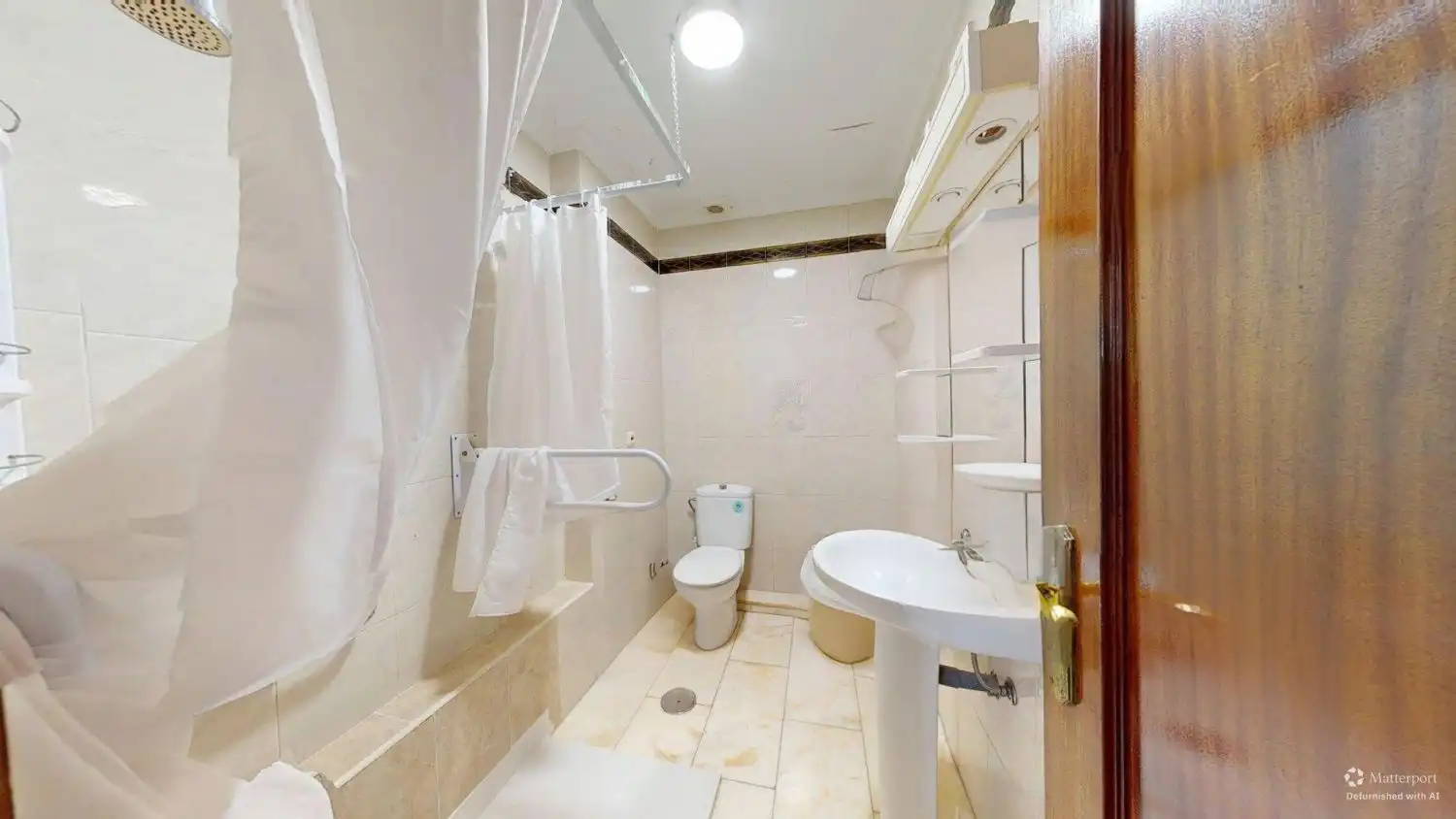 Bathroom of Flat for sale in Sevilla  with Air Conditioner, Terrace and Storage room