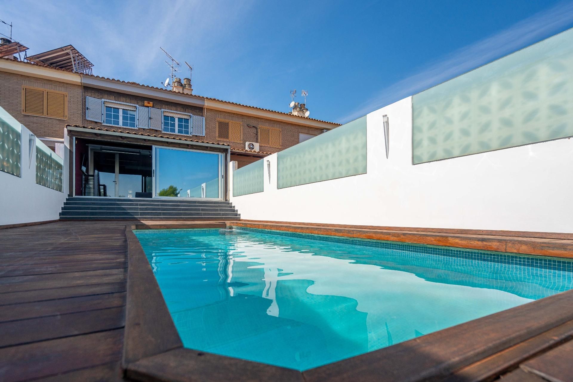 Swimming pool of Duplex for sale in Chiva  with Air Conditioner, Heating and Private garden
