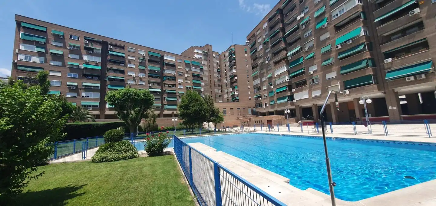 Piscina de Pis en venda en Madrid amb Aire condicionat, Calefacció i Terrassa