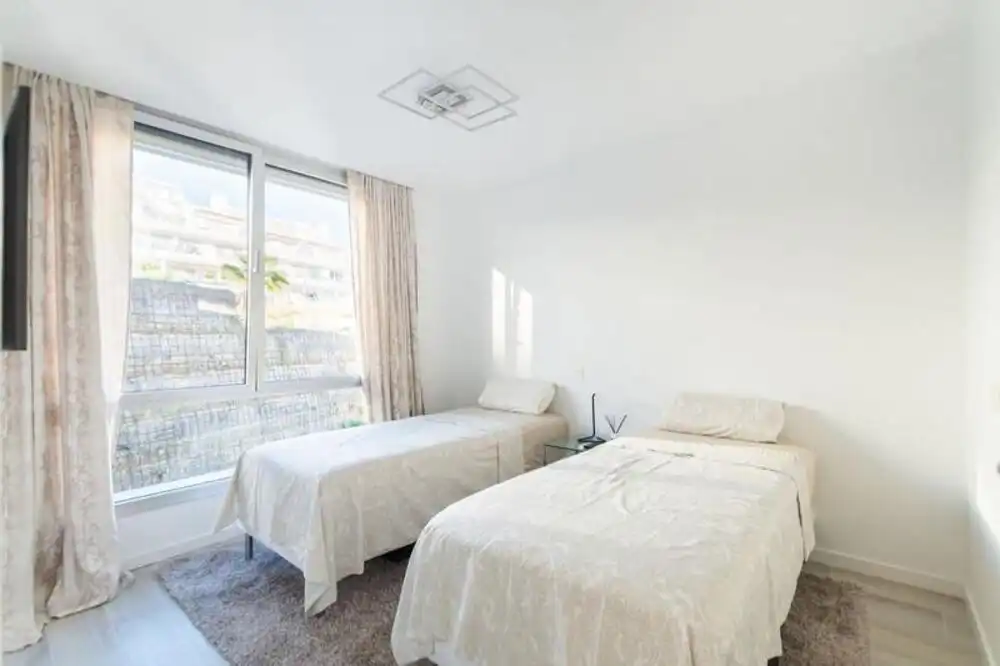 Habitación de Casa adosada de alquiler en Estepona con Aire acondicionado, Terraza y Piscina
