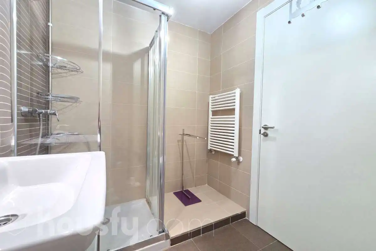 Bathroom of Flat for rent in Madrid  with Air Conditioner, Heating and Storage room