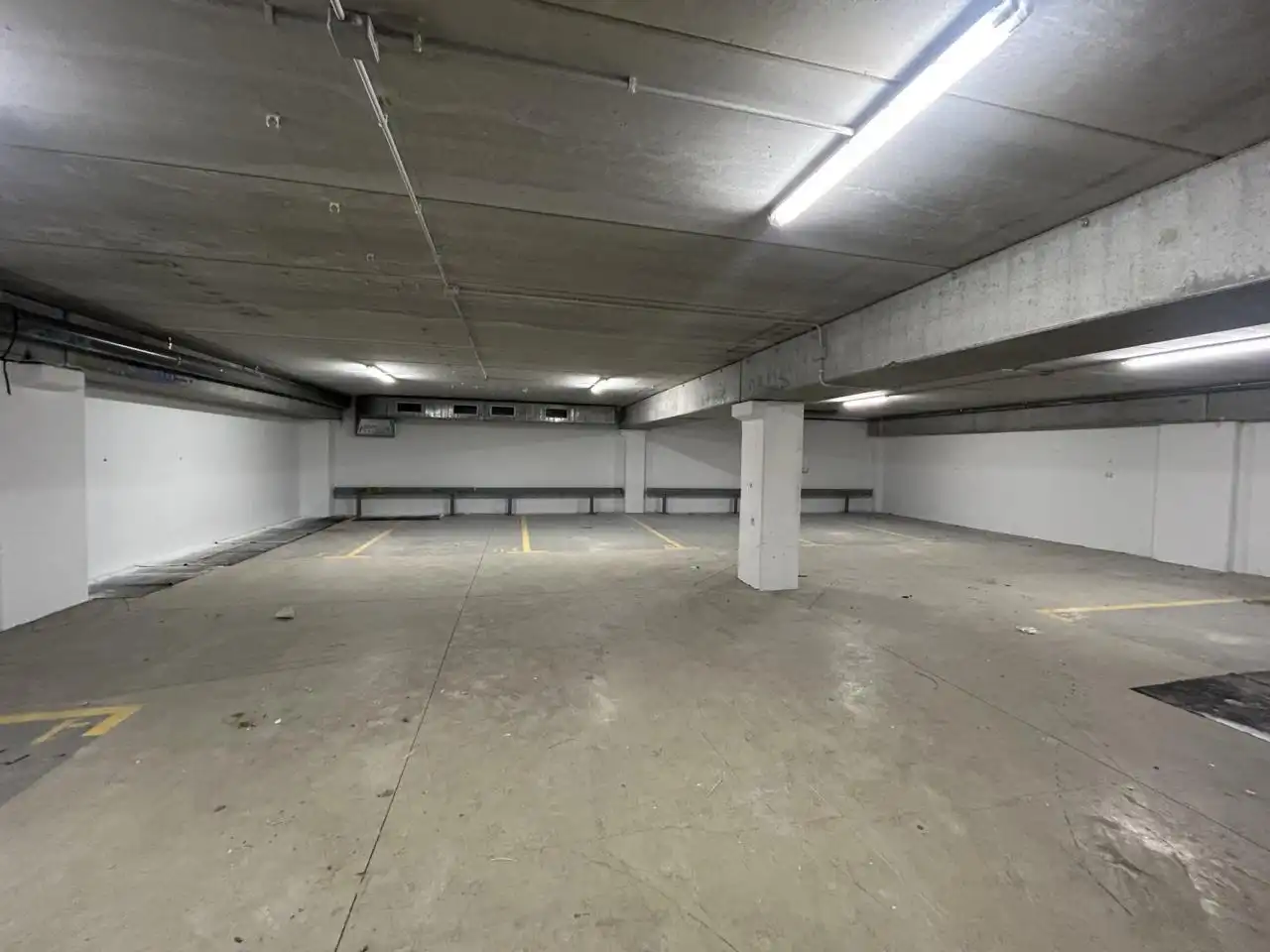 Parkplatz von Fabrikhallen zur Miete in Badalona mit Alarm