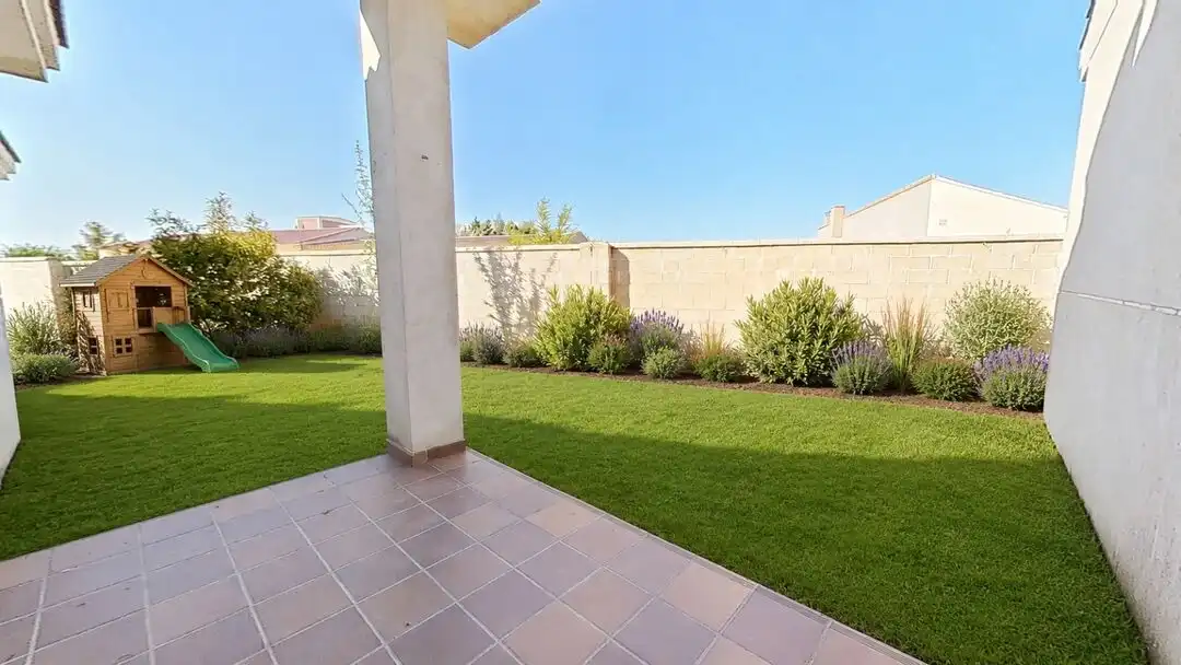 Terrassa de Casa adosada en venda en Santiuste de San Juan Bautista amb Calefacció, Jardí privat i Moblat