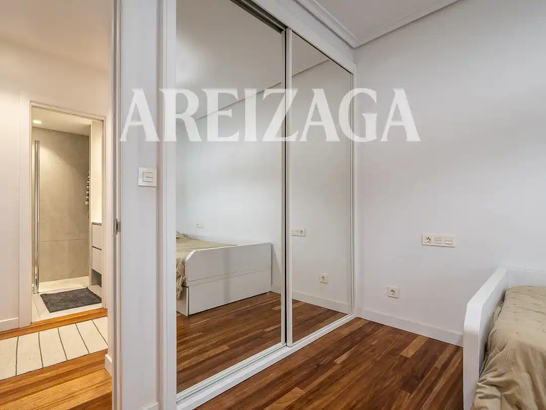 Habitación de Piso en venta en Donostia - San Sebastián  con Calefacción y Balcón