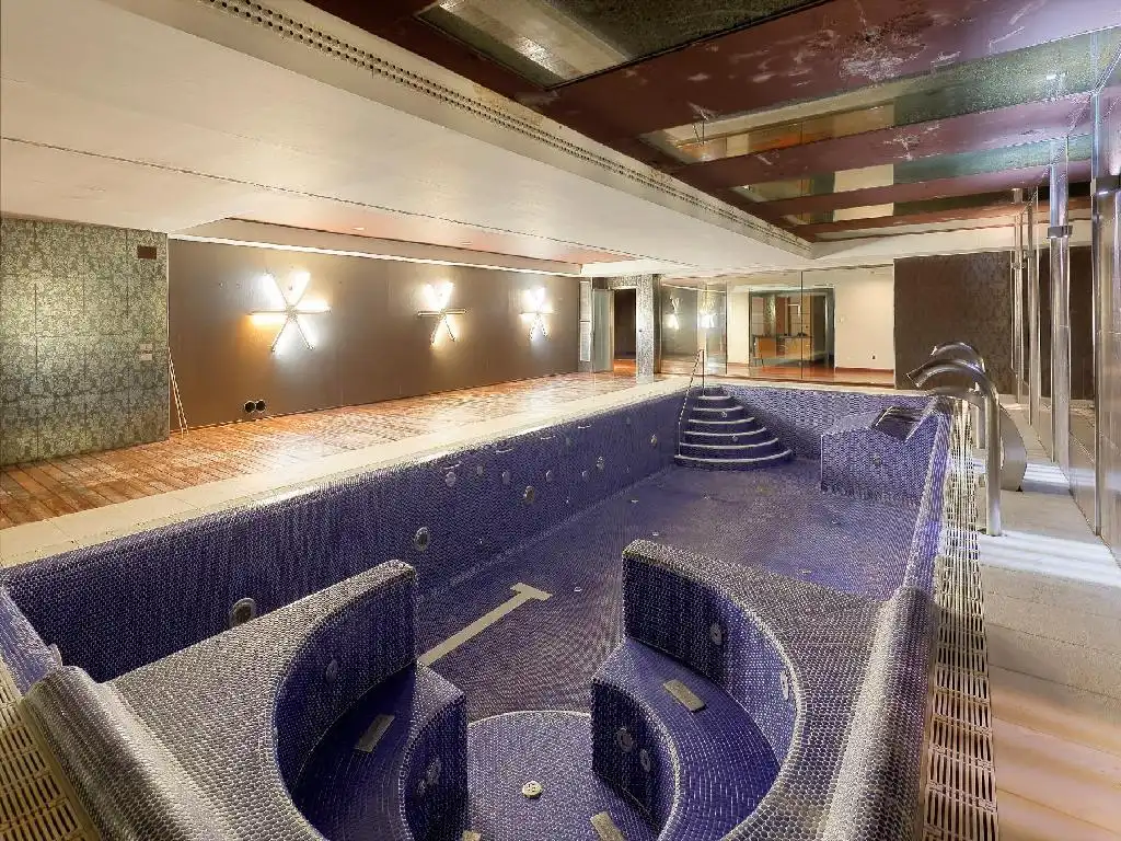 Piscina de Edificio en venta en Oviedo 