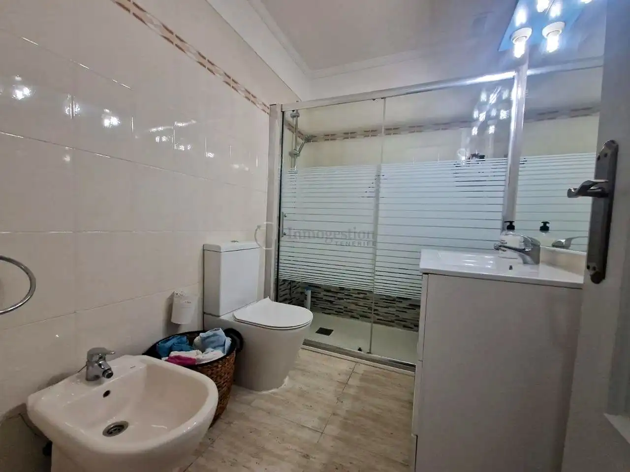 Baño de Piso de alquiler en Arona con Amueblado, Balcón y Internet