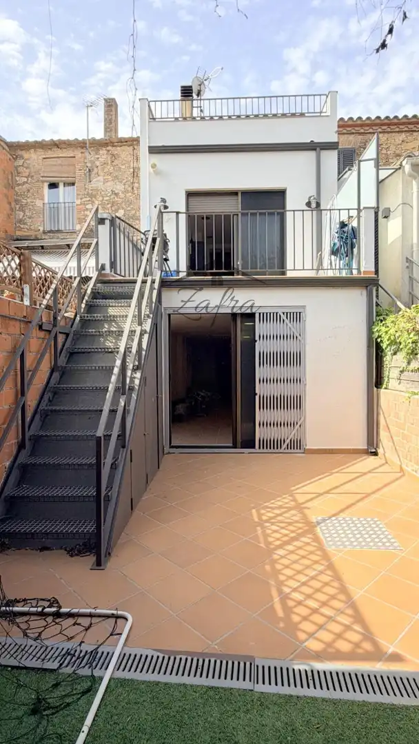 Vista exterior de Casa adosada en venda en Llagostera amb Calefacció i Terrassa