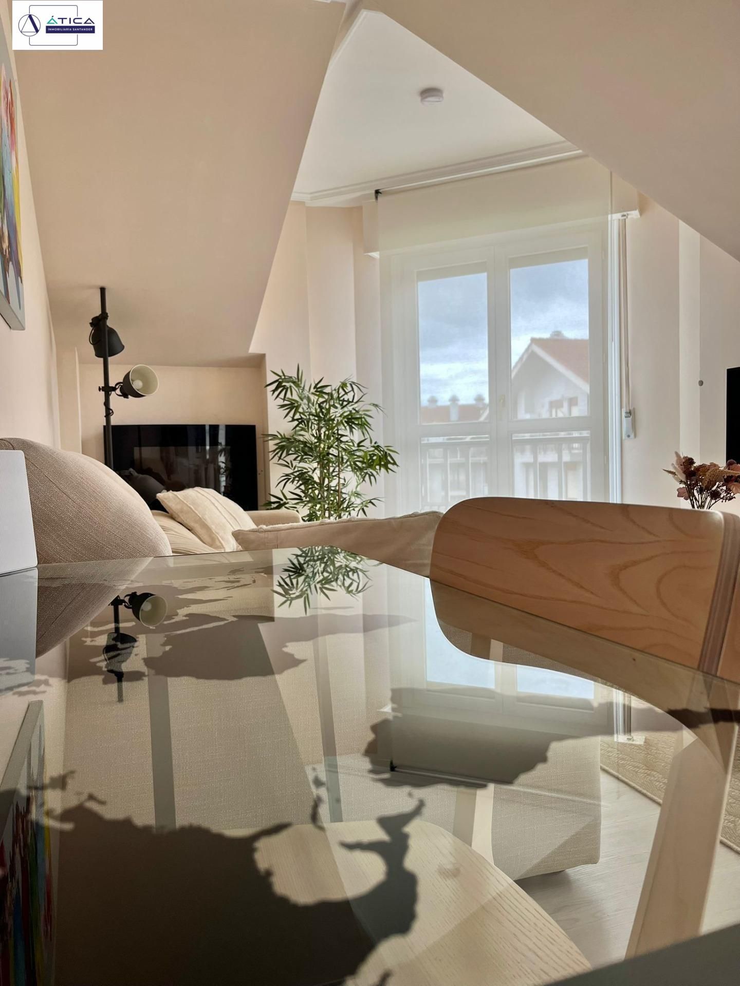 Sala d'estar de Àtic en venda en Noja amb Calefacció, Jardí privat i Traster