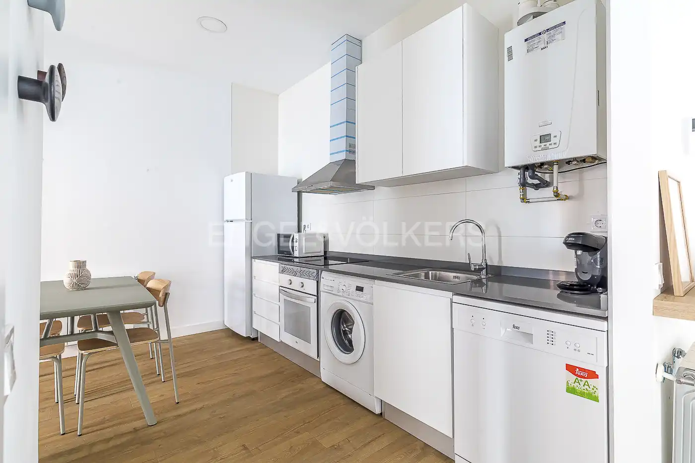 Cuina de Apartament de lloguer en Madrid amb Aire condicionat, Calefacció i Moblat
