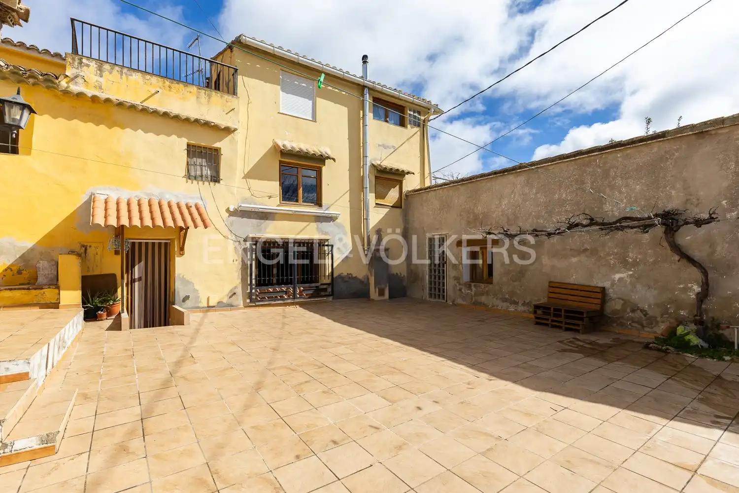 Vista exterior de Finca rústica en venda en Requena amb Aire condicionat, Calefacció i Jardí privat