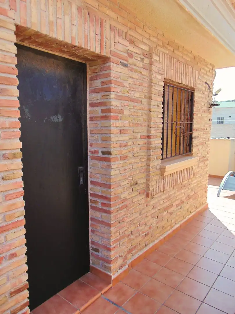 Vista exterior de Casa adosada en venda en San Pedro del Pinatar amb Aire condicionat, Calefacció i Terrassa