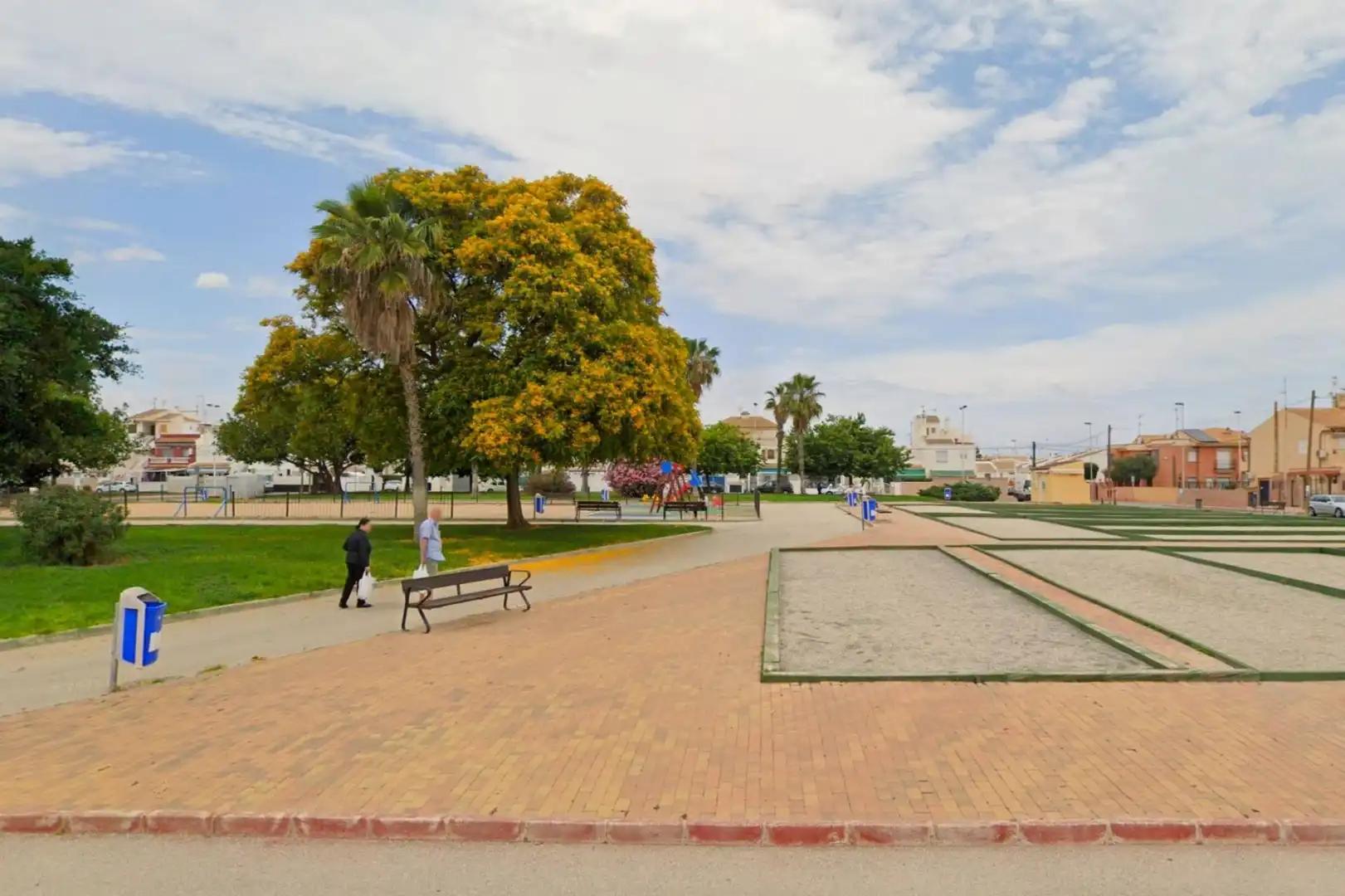 Vista exterior de Casa o xalet en venda en Torrevieja amb Aire condicionat, Calefacció i Jardí privat