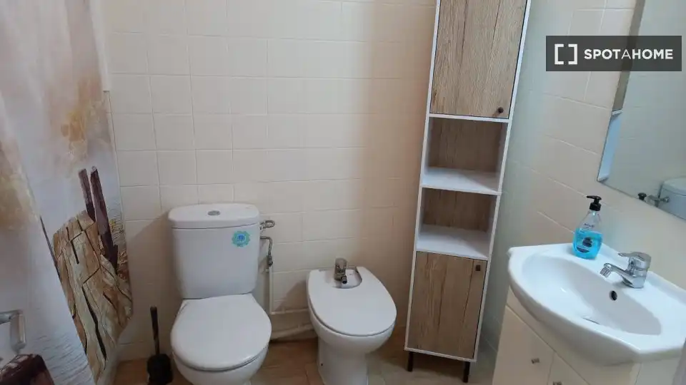 Baño de Piso para compartir en Cerdanyola del Vallès con Aire acondicionado, Calefacción y Terraza