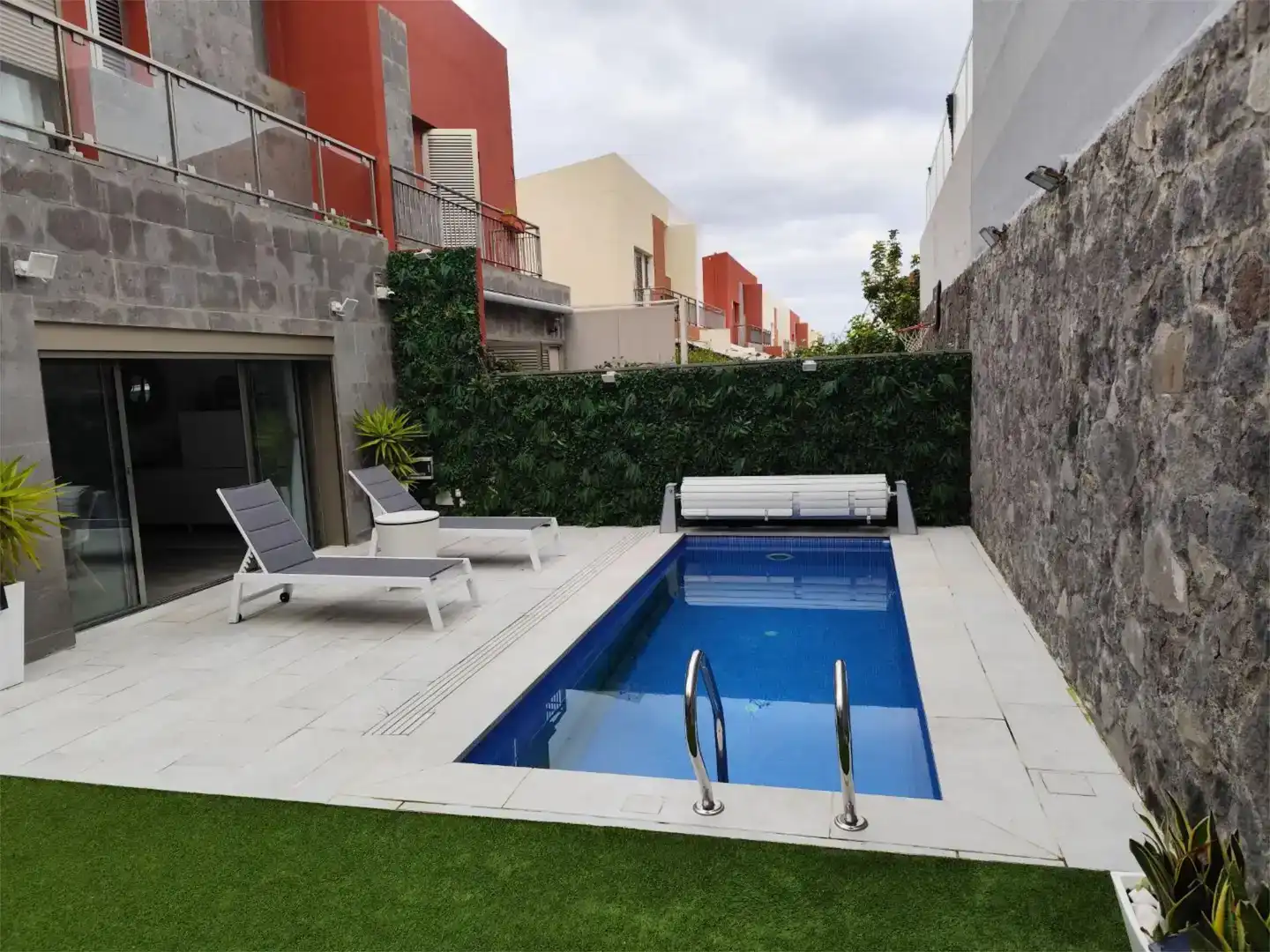 Piscina de Casa adosada en venda en Las Palmas de Gran Canaria amb Jardí privat, Piscina i Balcó
