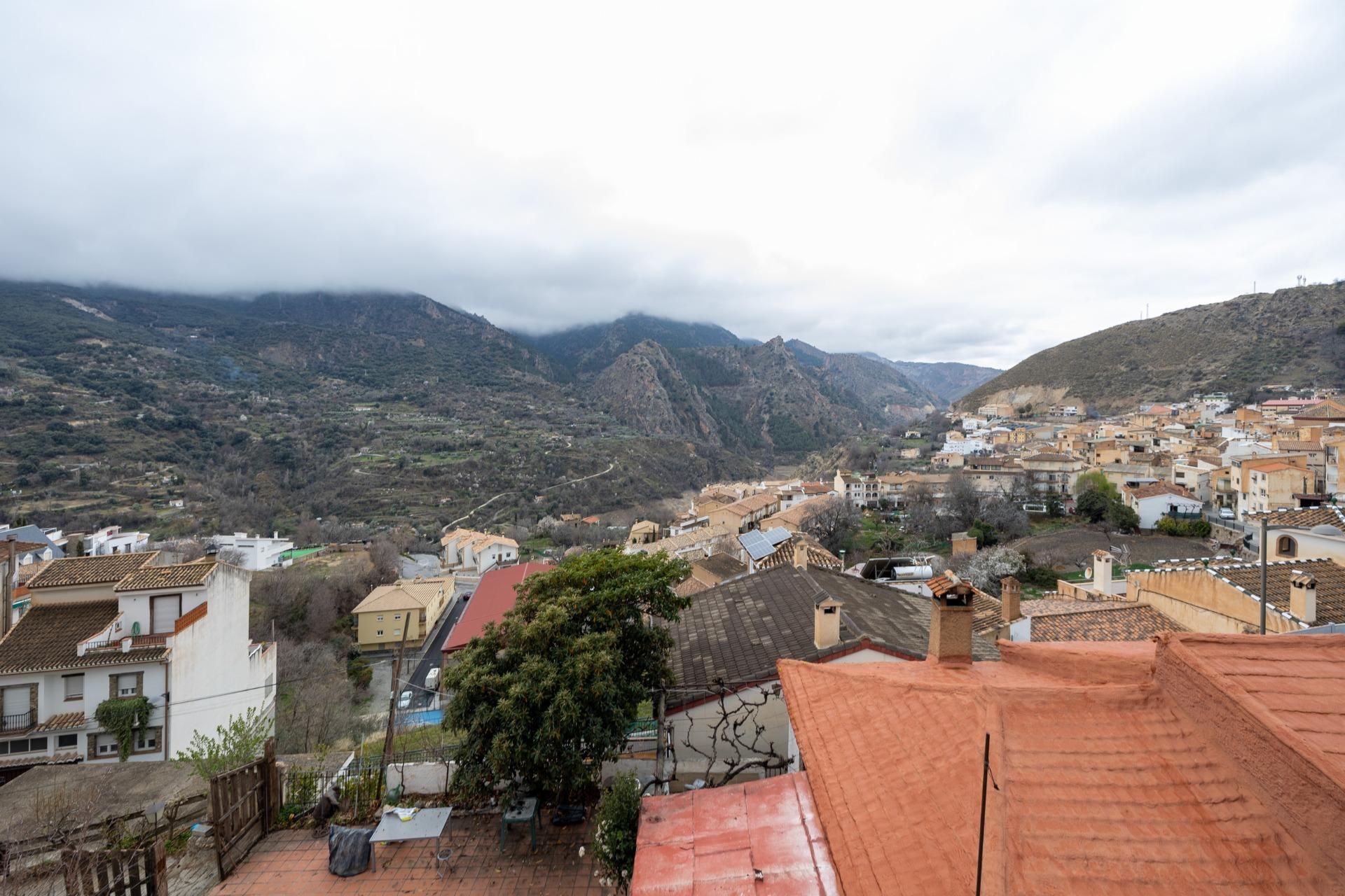Vista exterior de Pis en venda en Güejar Sierra amb Calefacció i Balcó