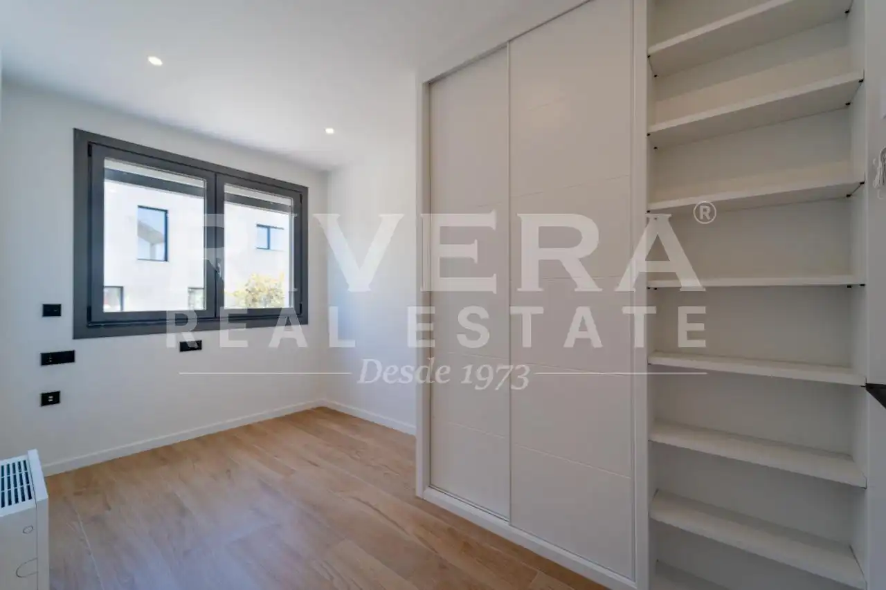 Habitación de Casa adosada en venta en Vigo  con Calefacción y Jardín privado