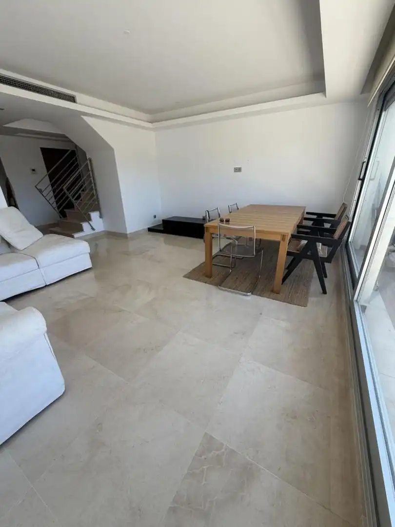 Esszimmer von Dachboden zur Miete in Benahavís mit Klimaanlage, Terrasse und Abstellraum