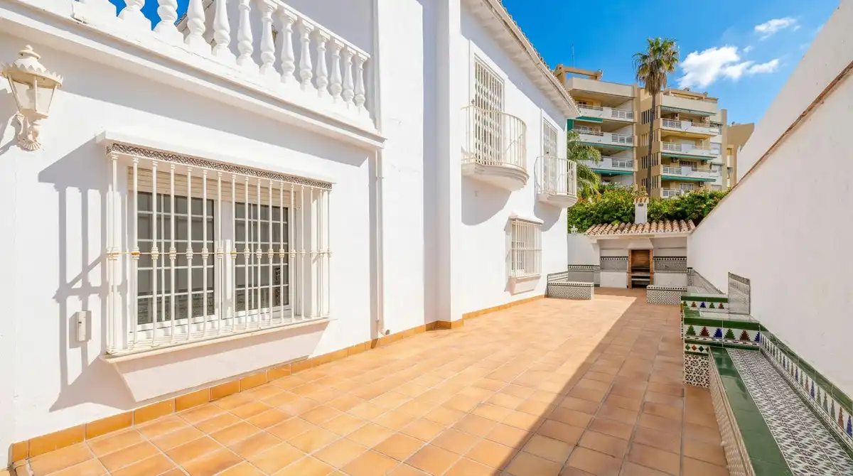Vista exterior de Casa adosada en venda en Málaga amb Aire condicionat, Calefacció i Jardí privat