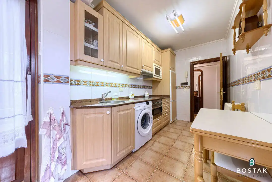 Kitchen of Flat for sale in Bilbao   with Heating, Furnished and Balcony