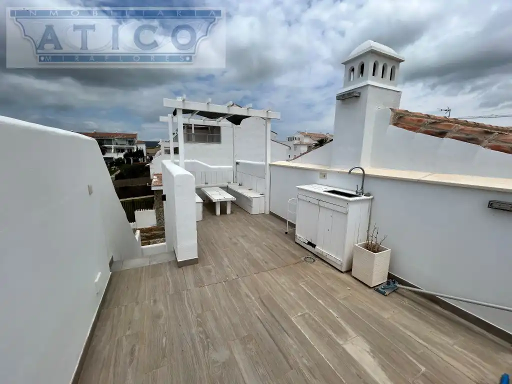 Terrassa de Casa adosada en venda en Zahara de los Atunes amb Aire condicionat i Moblat