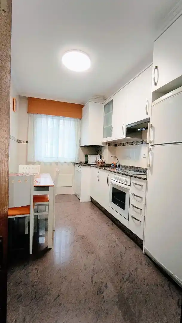 Cuina de Pis per a compartir en Ferrol amb Parquet, Moblat i Forn