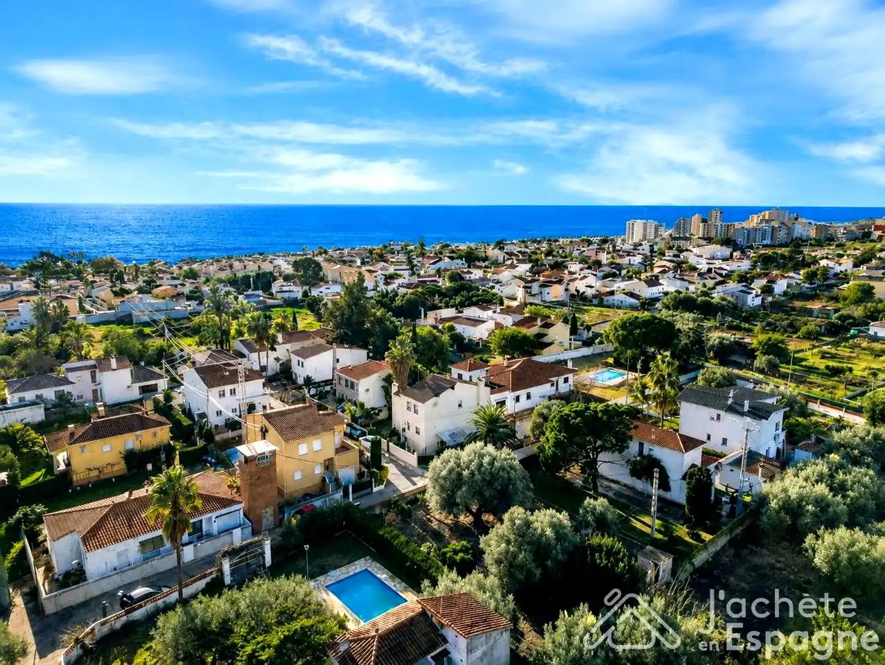 Vista exterior de Casa o xalet en venda en Vinaròs amb Aire condicionat, Jardí privat i Terrassa