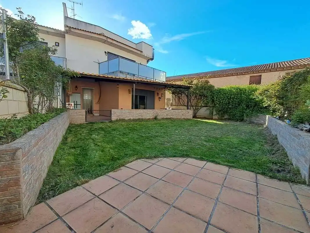 Adossat amb jardí en venda a Avenida VALENCIA, imagen 5