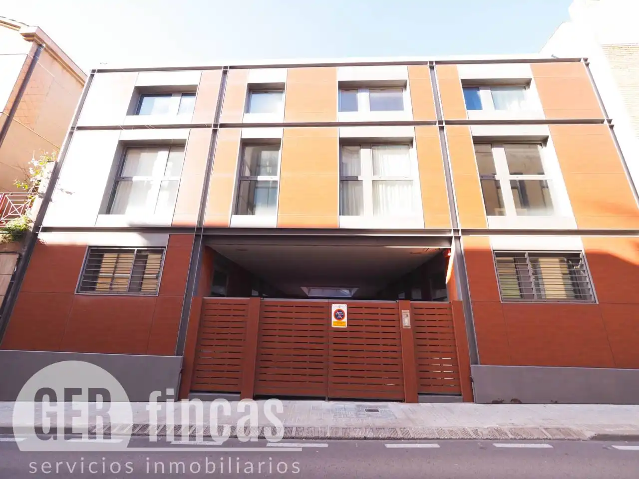 Außenansicht von Maisonette zum Verkauf in Terrassa mit Klimaanlage, Heizung und Parkett