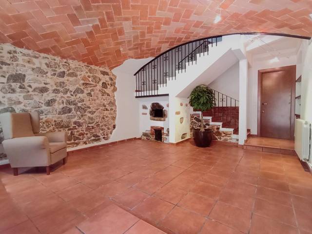 Casa adosada en Venta en Poble - Casc Antic