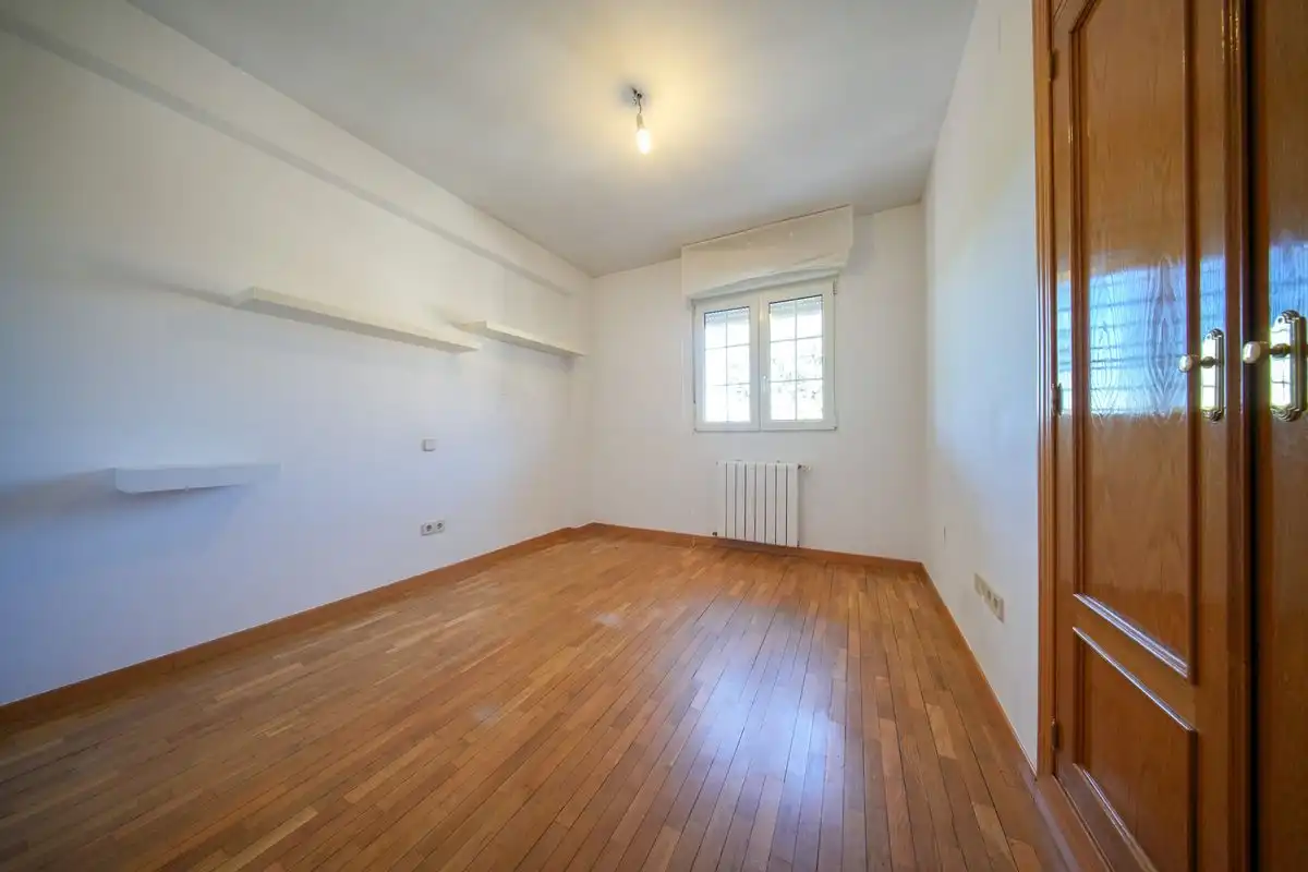 Habitación de Casa adosada en venta en Pozuelo de Alarcón con Aire acondicionado, Calefacción y Jardín privado