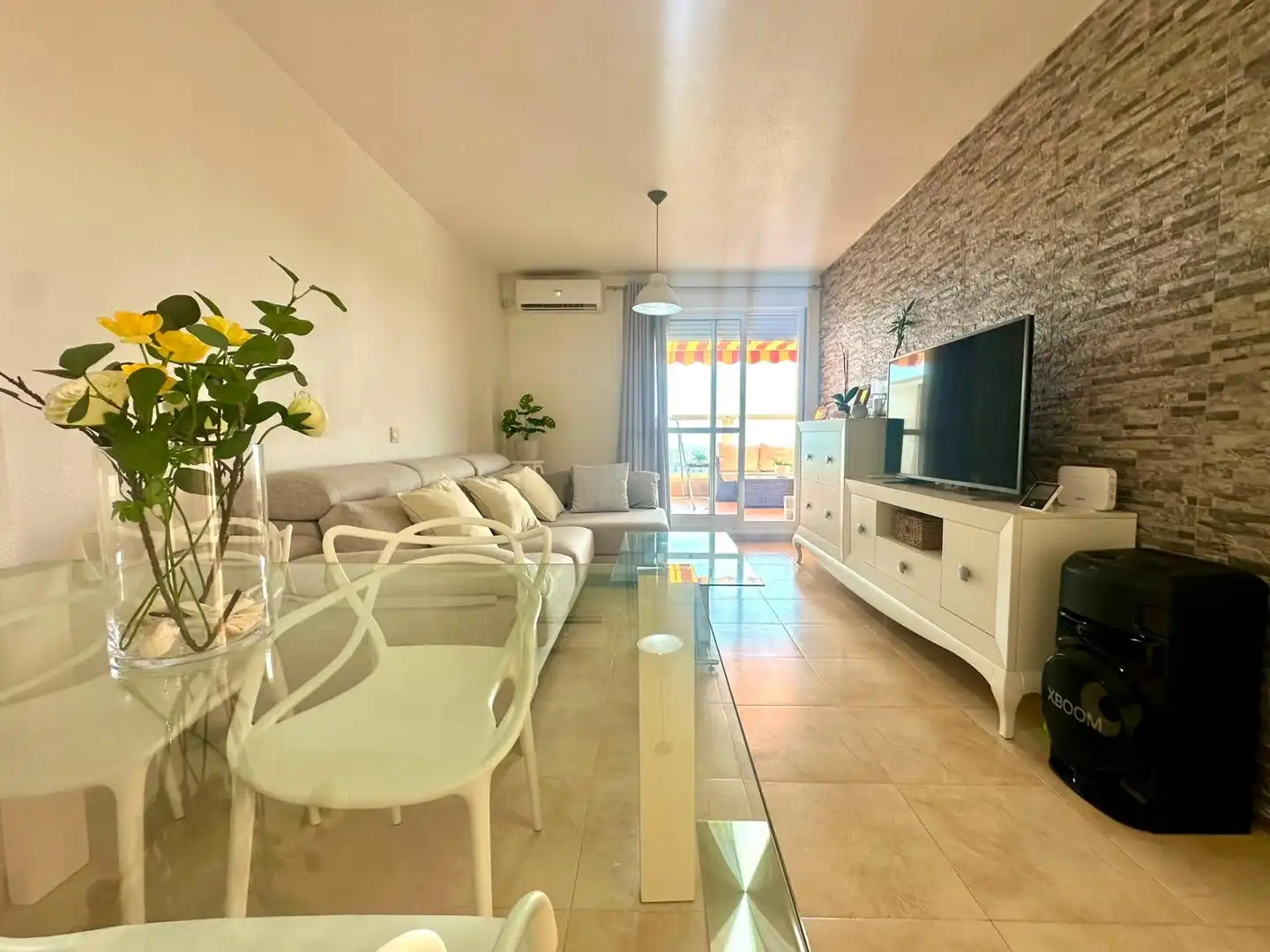 Sala d'estar de Pis en venda en Roquetas de Mar amb Aire condicionat i Terrassa