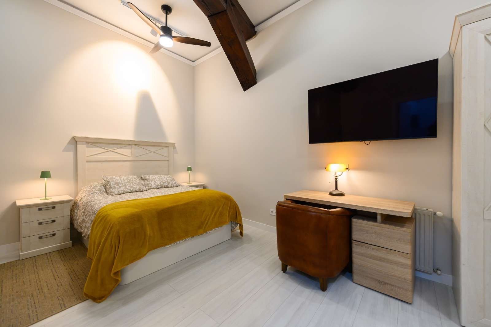 Bedroom of Study to share in  Madrid Capital  with Air Conditioner, Heating and Terrace