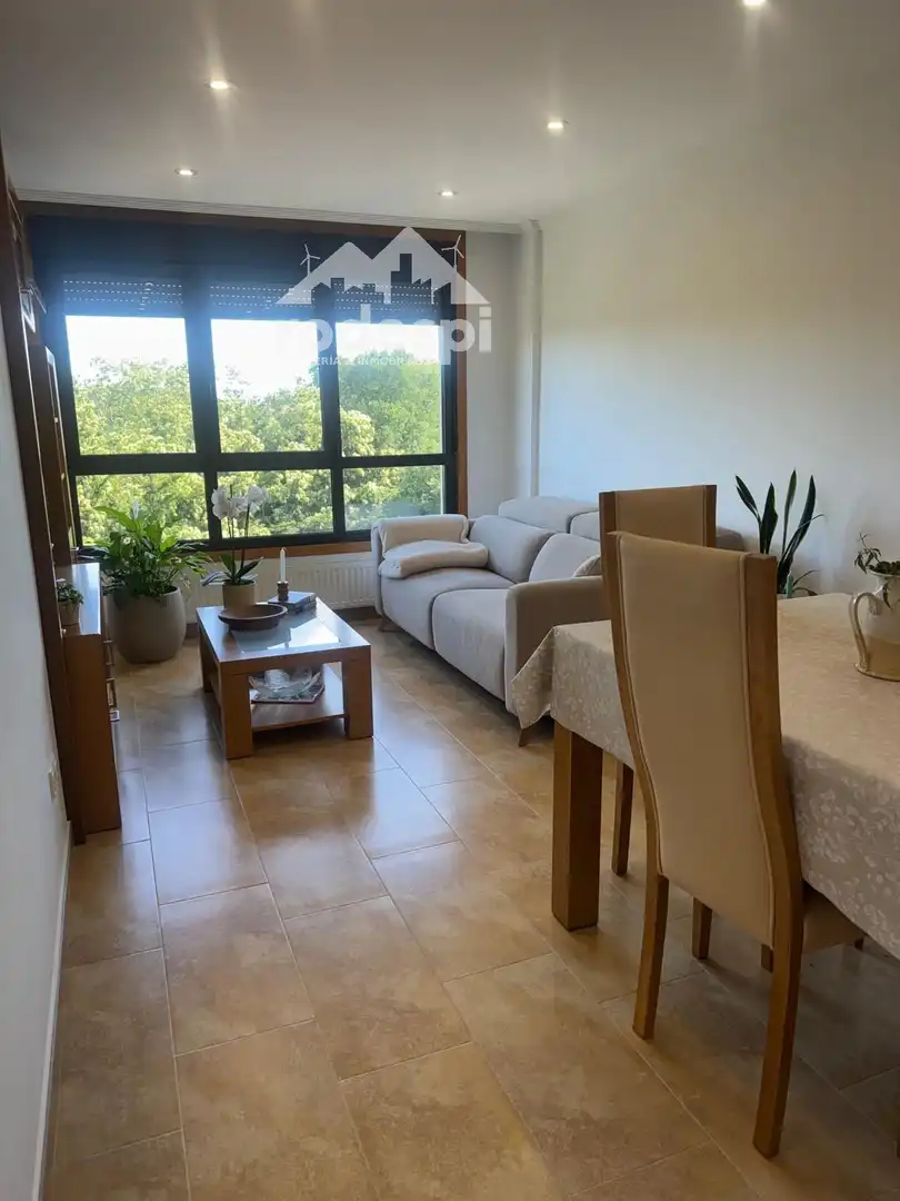 Sala de estar de Piso en venta en Ponteareas con Calefacción, Trastero y Amueblado