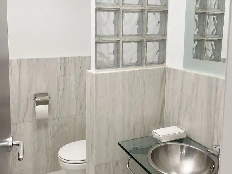 Baño de Local en venta en Madrid con Aire acondicionado, Calefacción y Alarma