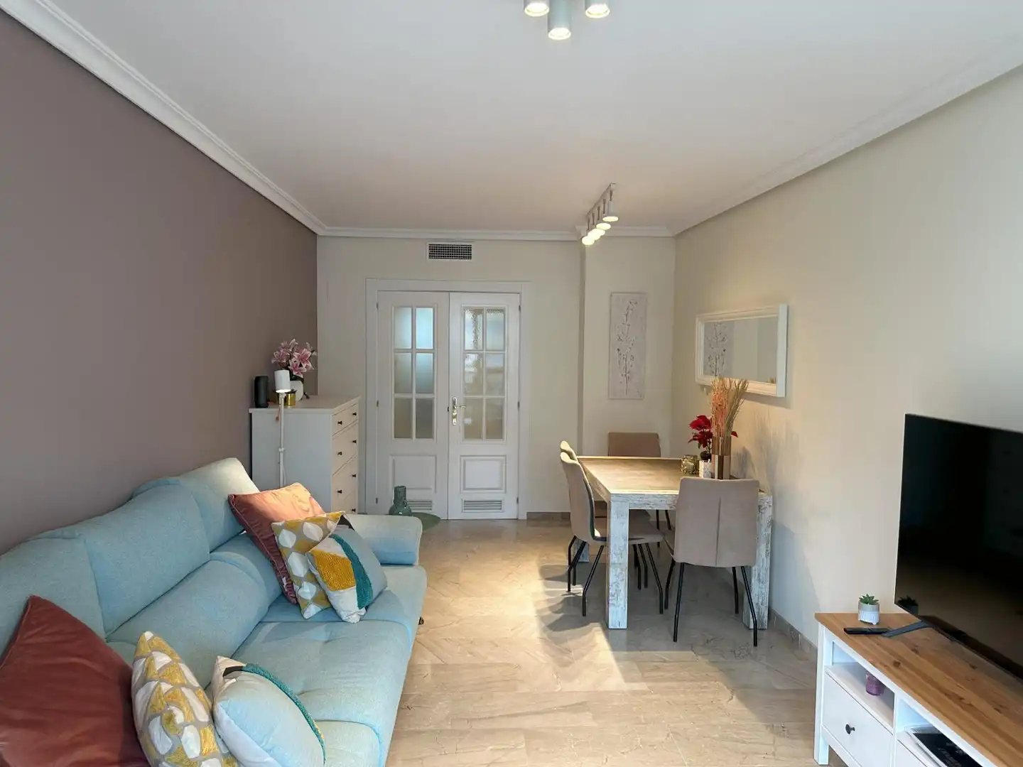 Living room of Flat for sale in Torremolinos  with Air Conditioner, Terrace and Community pool