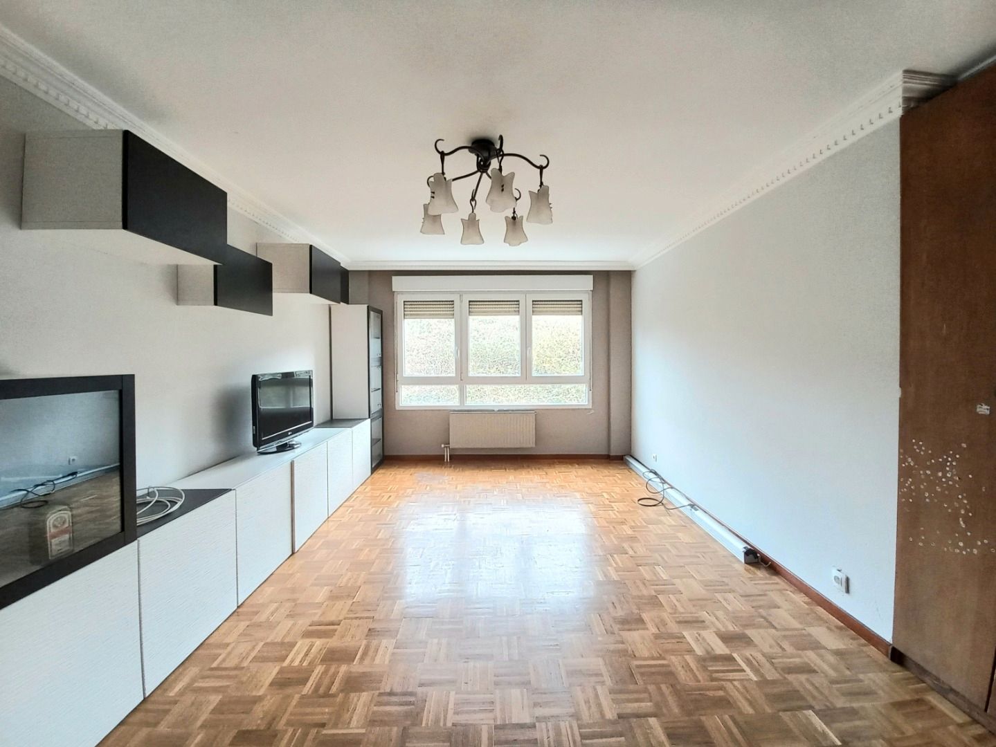 Living room of Flat for sale in Burgos Capital  with Heating, Parquet flooring and Storage room
