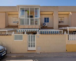 Außenansicht von Einfamilien-Reihenhaus zum verkauf in Torrevieja mit Klimaanlage, Terrasse und Balkon