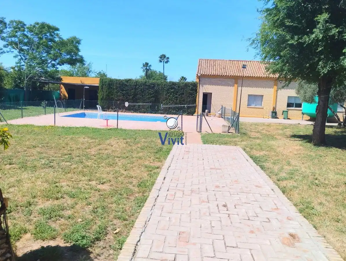 Piscina de Casa o chalet en venta en Carmona con Aire acondicionado, Jardín privado y Trastero
