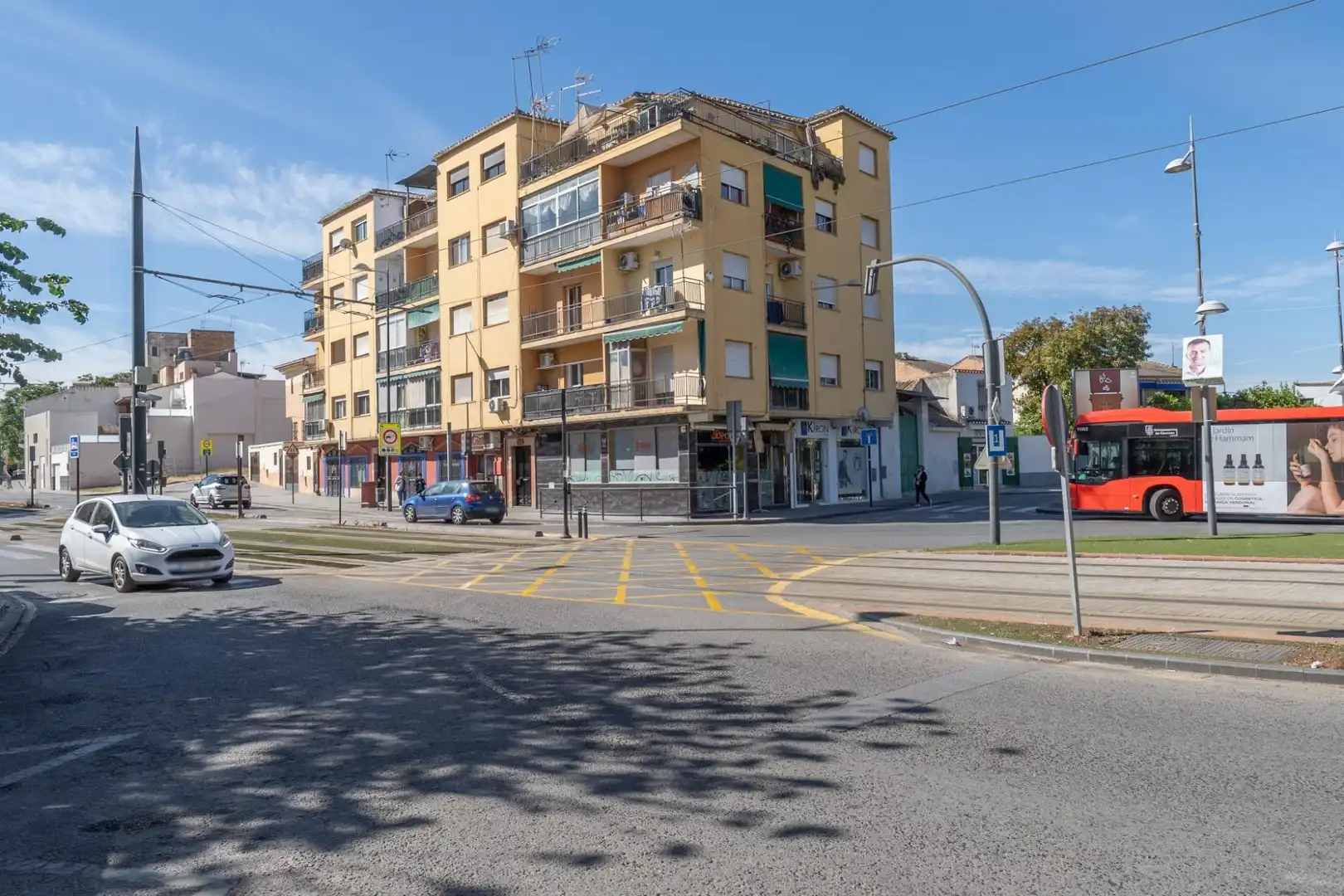 Vista exterior de Pis en venda en Granada amb Balcó