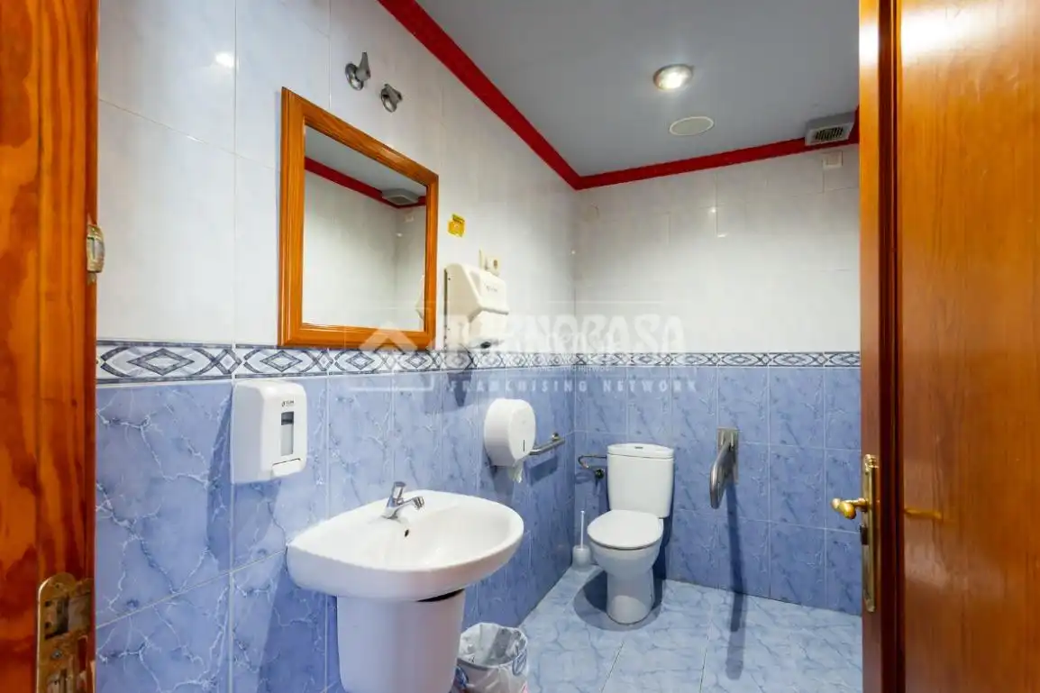 Badezimmer von Geschaftsraum zum Verkauf in Vélez-Málaga mit Klimaanlage
