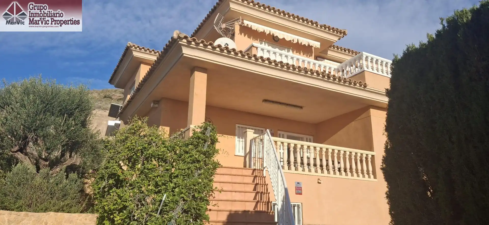 Chalet con terraza en venta en Golf Bahía