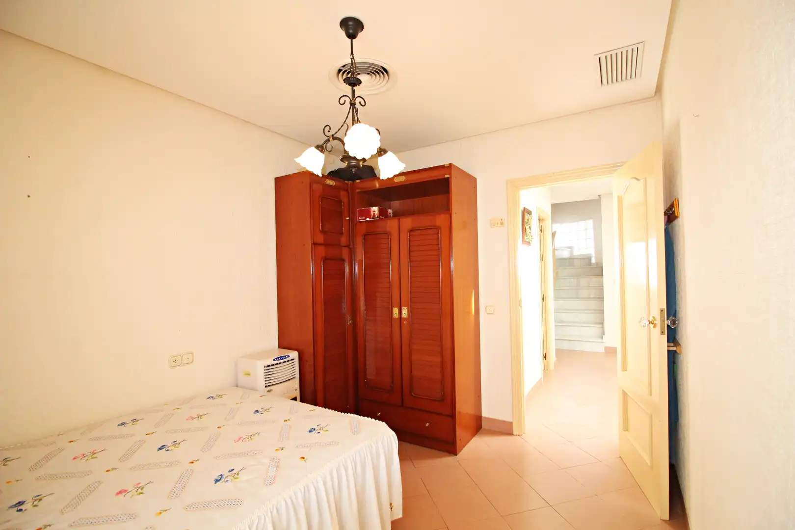Habitación de Casa adosada en venta en Punta Umbría con Aire acondicionado, Terraza y Trastero